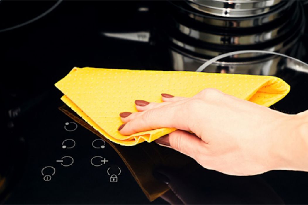 Vệ sinh mặt bếp và đáy nồi trước khi nấu
