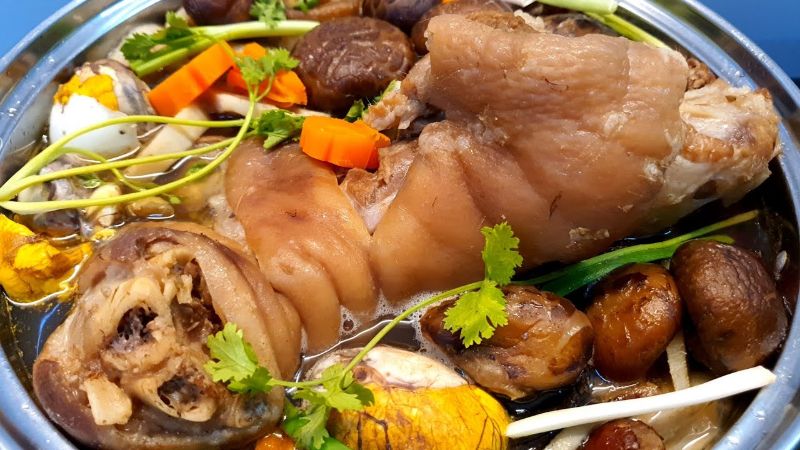 Chân giò hầm thuốc bắc vừa ngon, vừa bổ