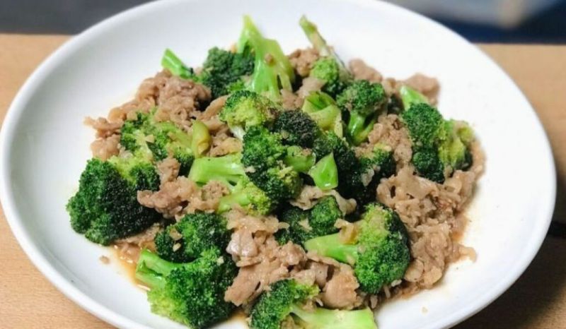 Thịt heo xào bông cải